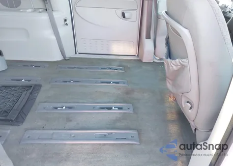 2006 Chrysler Town & Country z USA, uszkodzony, nr VIN 1A4GP45R66B748851